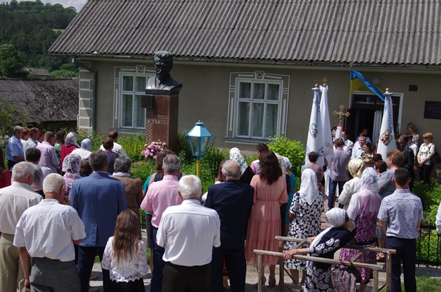 Святкування 50-річчя музею Володимира Гнатюка у с.Велеснів